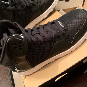 New in box - Jordan Jumpman Team II GG - 6 1\2 Y